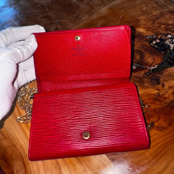 Louis Vuitton Porte Monnaie Billets Tresor Wallet
Epi Leather Red 2000 - Picture 8 of 17